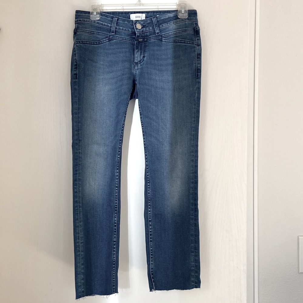 Closed raw hem ankle length jeans.